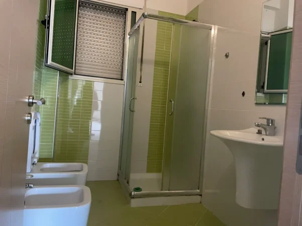 Vlore, jepet me qera apartament 3+1+Ballkon Kati 3, 140 m² 400 € (Bulevardi Ismail Qemali,pran Aulona Park, Vlore)