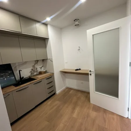 Tirane, jepet me qera zyre , 78 m² 1.100 € (Lake View Residence)