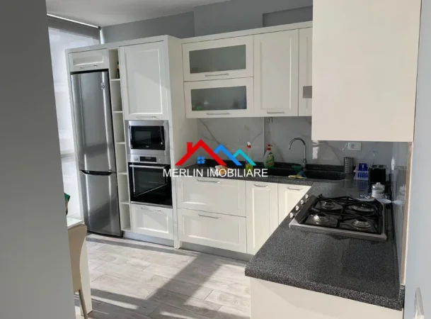 Tirane, jepet me qera apartament 2+1+Ballkon Kati 6, 100 m² 645 € (RRUGA ARTAN LENJA,ISH-FUSHA AVIACIONIT)