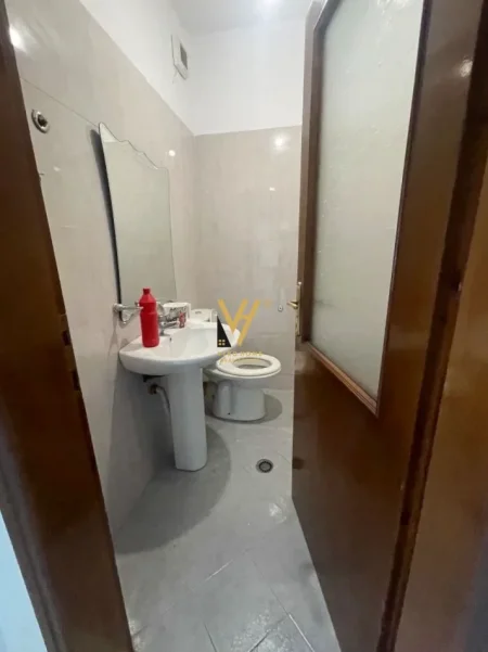 Tirane, jepet me qera apartament 2+1+Ballkon Kati 12, 120 m² 600 € (RRUGA SALI BUTKA)