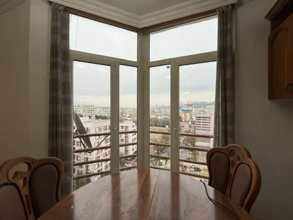 Tirane, jepet me qera apartament 2+1+Ballkon Kati 12, 600 € (Rruga e Kavajës)