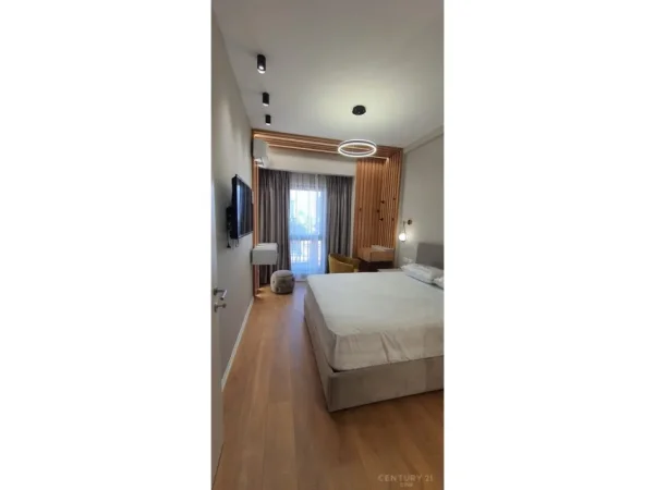 Tirane, jepet me qera apartament 1+1 Kati 8, 77 m² 1.100 € (Garden Building)