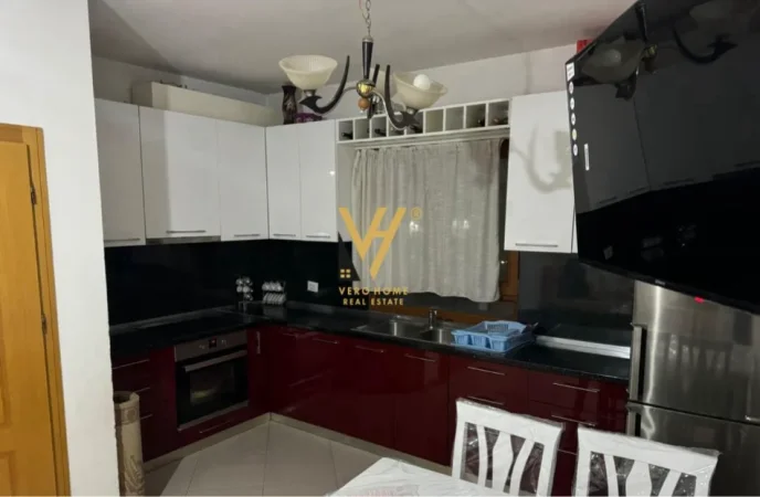 Tirane, jepet me qera apartament 2+1+Ballkon Kati 3, 110 m² 470 € (RRUGA PETRELA)