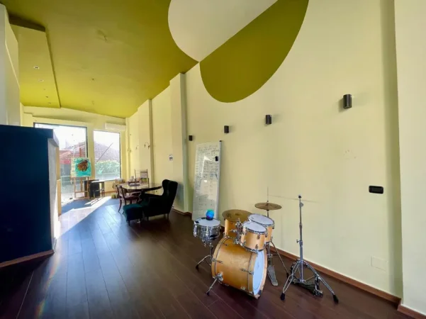 Tirane, jepet me qera dyqan Kati 0, 75 m² 800 € (Qytet studenti)