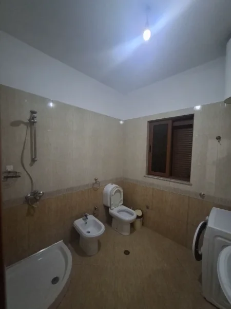 Tirane, jap me qera shtepi 1+1 , 65 m² 500 € (rruga spiro floqi)
