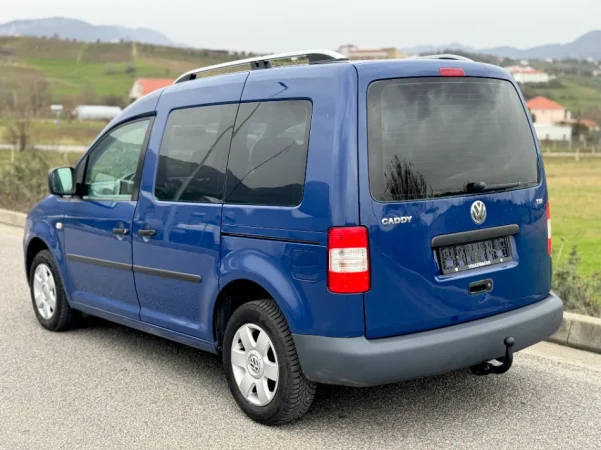 Tirane, shes makine Caddy 1.9 Naftë Manual 2009 Nafte, blu manuale Kondicioner 219.000 km 5.500 €
