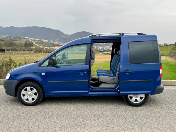 Tirane, shes makine Caddy 1.9 Naftë Manual 2009 Nafte, blu manuale Kondicioner 219.000 km 5.500 €