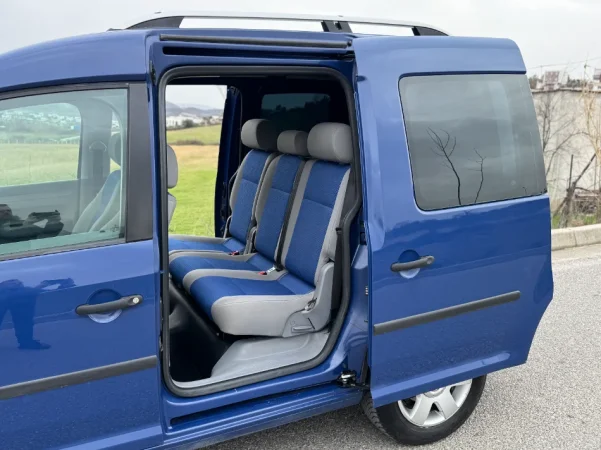 Tirane, shes makine Caddy 1.9 Naftë Manual 2009 Nafte, blu manuale Kondicioner 219.000 km 5.500 €