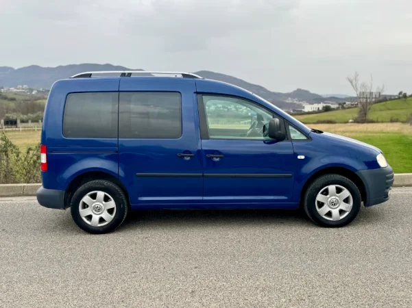 Tirane, shes makine Caddy 1.9 Naftë Manual 2009 Nafte, blu manuale Kondicioner 219.000 km 5.500 €
