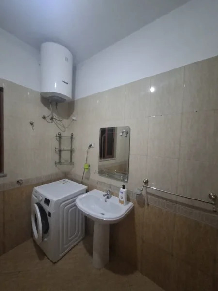 Tirane, jepet me qera shtepi 1+1 Kati 1, 70 m² 500 € (Astir)