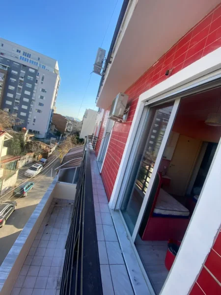 Tirane, jepet me qera apartament 2+1 Kati 3, 750 € (rruga e dibres)