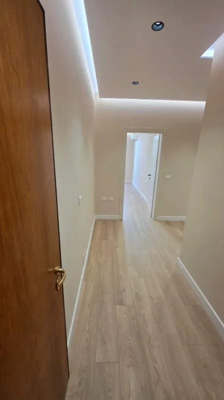 Tirane, jepet me qera zyre Kati 2, 130 m² 2.500 € (AIR ALBANIA)