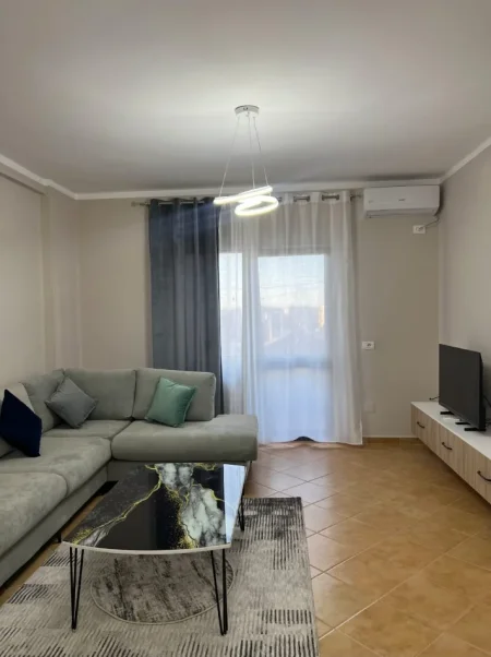 Tirane, jepet me qera apartament 1+1 Kati 4, 500 € (Jordan Misja)