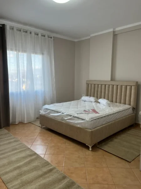 Tirane, jepet me qera apartament 1+1 Kati 4, 500 € (Jordan Misja)
