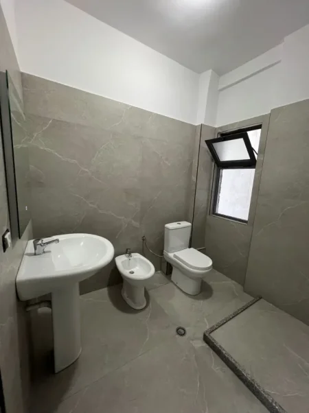 Tirane, jepet me qera apartament 1+1 Kati 4, 500 € (Jordan Misja)