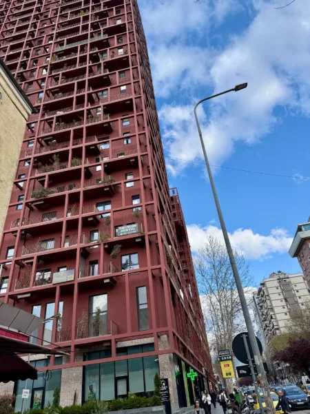 Tirane, shitet dyqan Kati 0, 63 m² 270.000 € (Rruka e Kavajes te Garden Building)