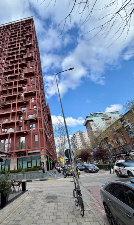 Tirane, shitet dyqan Kati 0, 63 m² 270.000 € (Rruka e Kavajes te Garden Building)