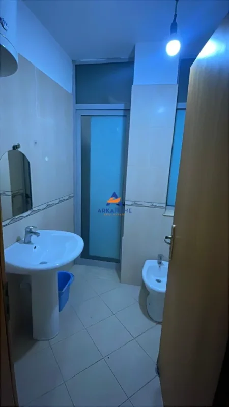 Tirane, jepet me qera apartament 2+1+Ballkon Kati 1, 110 m² 600 € 