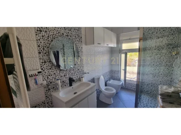 Tirane, shes Vile 5+1 Kati 2, 374 m² 290.000 € (Yrshek)