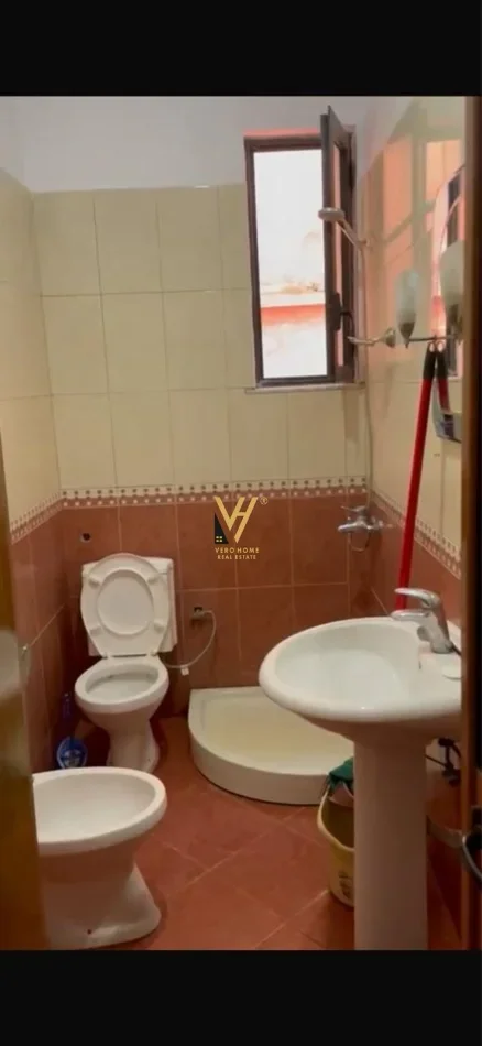 Tirane, jepet me qera apartament 1+1+Ballkon Kati 3, 70 m² 420 € (SELITE)