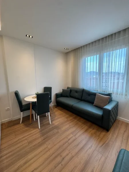 Tirane, jepet me qera apartament 1+1 , 65 m² 650 € (Kompleksi Delijorgj)