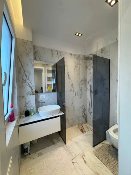 Tirane, jepet me qera apartament 1+1 , 65 m² 650 € (Kompleksi Delijorgj)