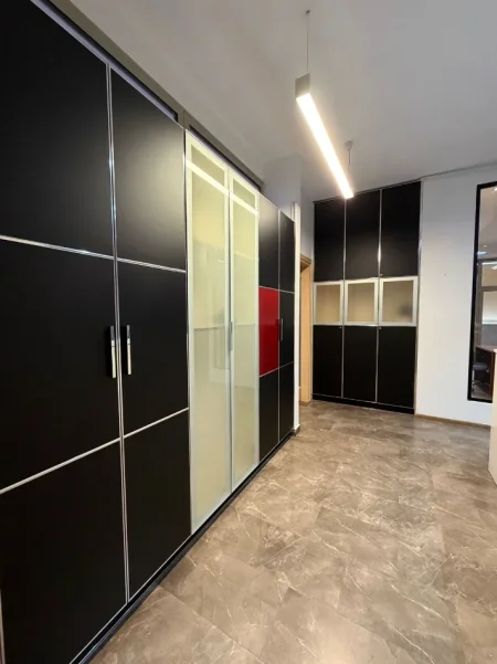 Tirane, jepet me qera zyre Kati 4, 132 m² 1500 € (BLLOK)