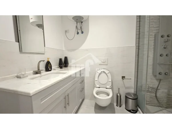 Tirane, jepet me qera apartament 2+1 Kati 7, 115 m² 1.700 € (“AMBASADOR 3” PRANË PARKUT DHE LIQENIT)