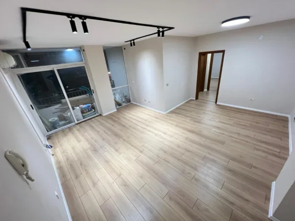 Tirane, jepet me qera zyre Kati 2, 100 m² 1.000 € (Lulishtja)