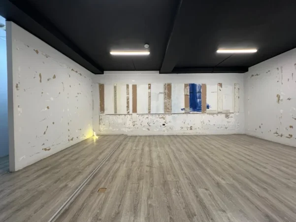 Tirane, jepet me qera zyre Kati 2, 120 m² 1.400 € (Rruga Sami Frasheri)