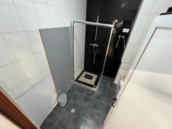 Tirane, jepet me qera zyre Kati 2, 120 m² 1.400 € (Rruga Sami Frasheri)