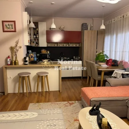 Tirane, jepet me qera apartament 1+1 Kati 8, 70 m² 800 € (Liqeni Artificial)