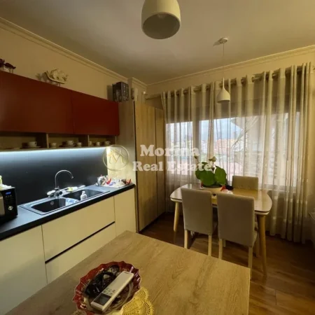 Tirane, jepet me qera apartament 1+1 Kati 8, 70 m² 800 € (Liqeni Artificial)