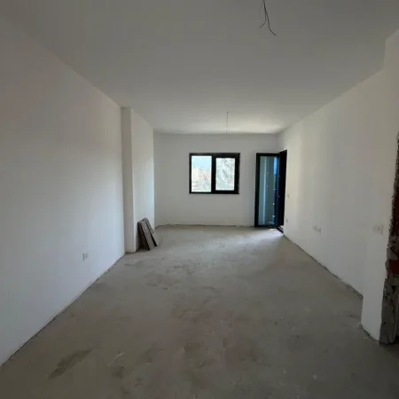 Tirane, shes apartament 1+1+Ballkon Kati 3, 71 m² 180.000 € (Ish Nisheraku)