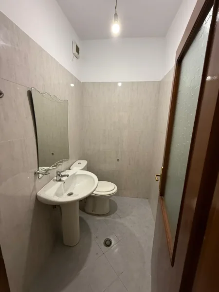 Tirane, jepet me qera apartament 2+1 Kati 12, 120 m² 600 € (ISH PARKU)
