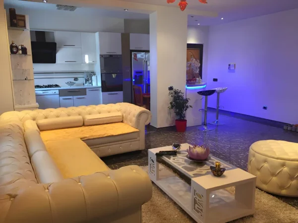 Tirane, jepet me qera apartament 2+1 Kati 6, 125 m² 800 € (Komuna e Parisit)