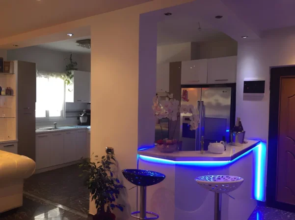 Tirane, jepet me qera apartament 2+1 Kati 6, 125 m² 800 € (Komuna e Parisit)