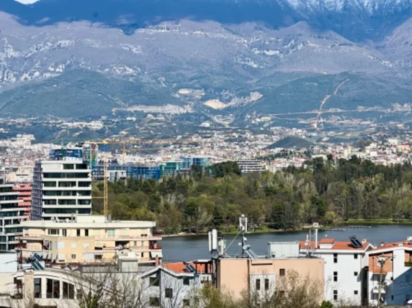 Tirane, jepet me qera apartament 2+1 Kati 2, 180 m² 1.500 € (2 minuta larg Liqenit Artificial)