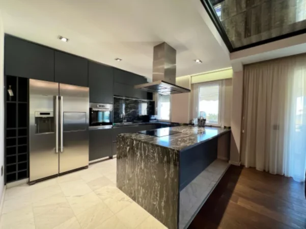 Tirane, jepet me qera apartament 2+1 Kati 2, 180 m² 1.500 € (2 minuta larg Liqenit Artificial)