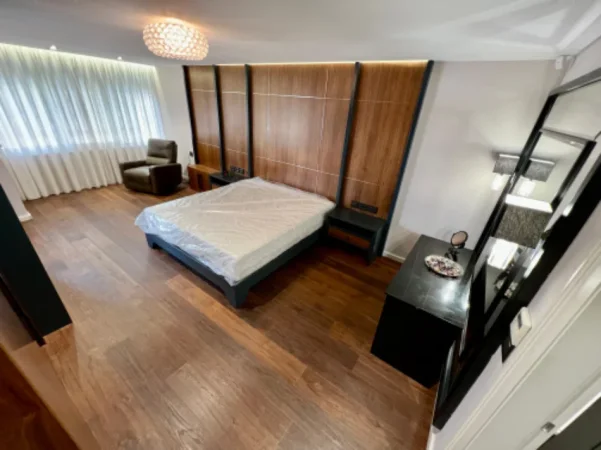 Tirane, jepet me qera apartament 2+1 Kati 2, 180 m² 1.500 € (2 minuta larg Liqenit Artificial)