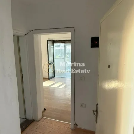 Tirane, jepet me qera ambjent biznesi Kati 1, 55 m² 400 € (Shkolla e Baletit)