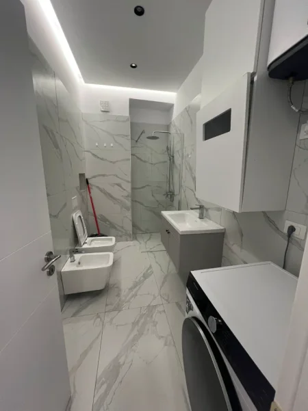 Tirane, jepet me qera apartament 2+1 Kati 7, 100 m² 1.000 € (KOMUNA E PARISIT)