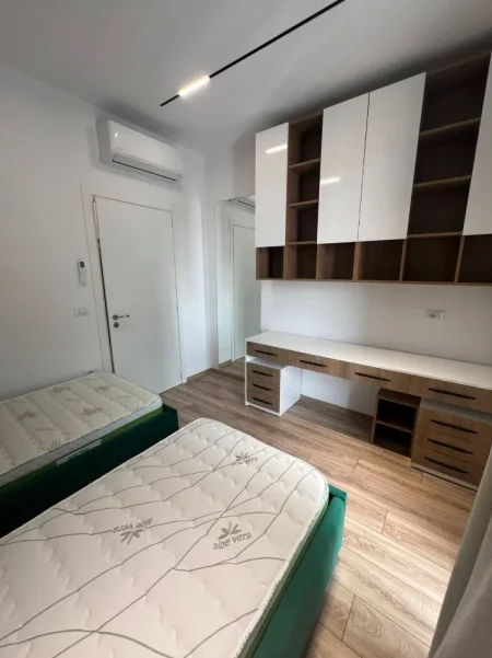 Tirane, jepet me qera apartament 2+1 Kati 7, 100 m² 1.000 € (KOMUNA E PARISIT)