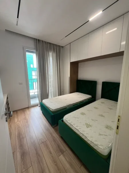 Tirane, jepet me qera apartament 2+1 Kati 7, 100 m² 1.000 € (KOMUNA E PARISIT)