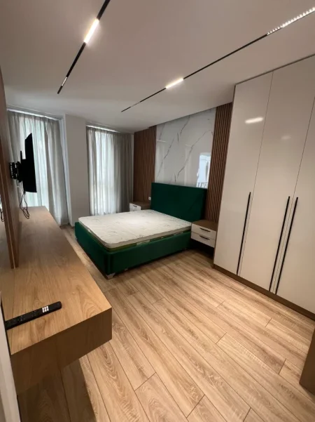 Tirane, jepet me qera apartament 2+1 Kati 7, 100 m² 1.000 € (KOMUNA E PARISIT)