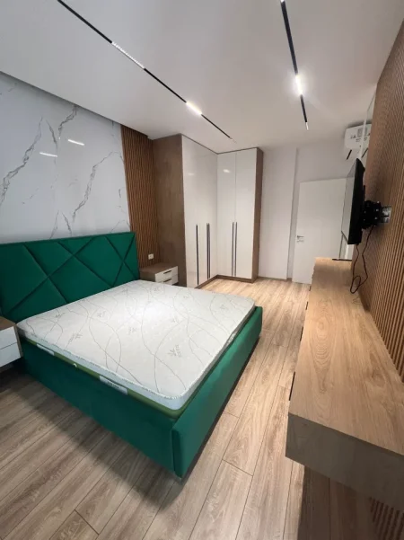 Tirane, jepet me qera apartament 2+1 Kati 7, 100 m² 1.000 € (KOMUNA E PARISIT)