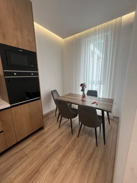 Tirane, jepet me qera apartament 2+1 Kati 7, 100 m² 1.000 € (KOMUNA E PARISIT)