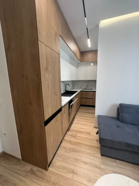 Tirane, jepet me qera apartament 2+1 Kati 7, 100 m² 1.000 € (KOMUNA E PARISIT)