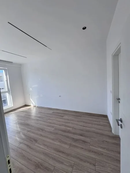 Tirane, jepet me qera zyre Kati 7, 110 m² 1.000 € (KOMUNA E PARISIT)