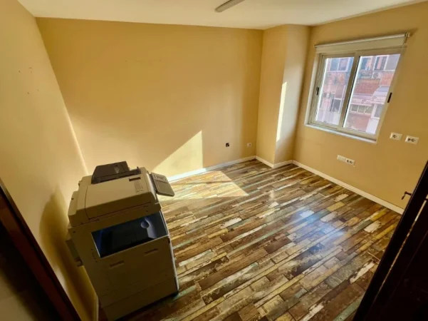 Tirane, jepet me qera zyre Kati 4, 160 m² 1.600 € 